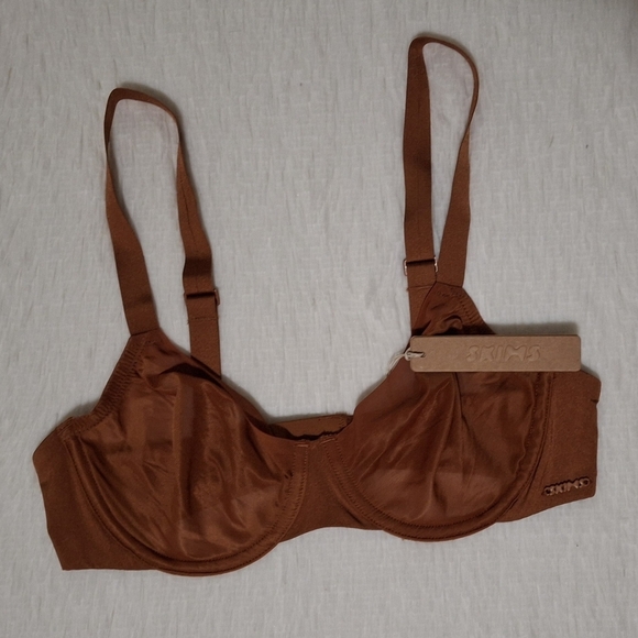 Skims No Show Molded Unlined Demi Bronze - Picture 6 of 10